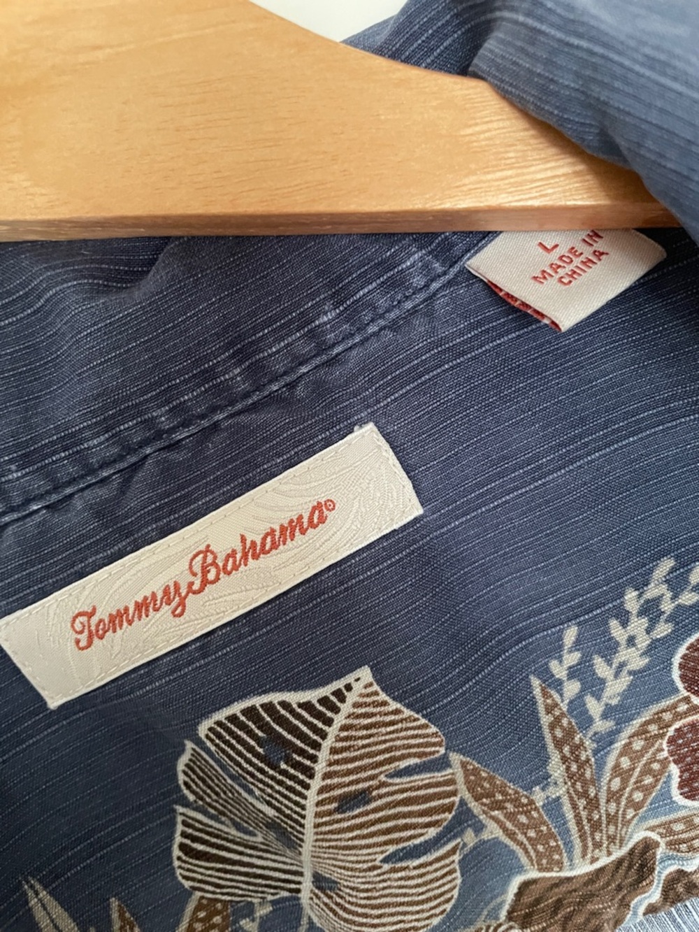🏝️ Tommy Bahama 100% Silk Floral Button Down Shirt 🏝️ - Picture 2 of 6